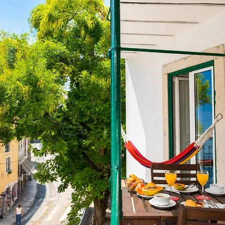 Sunny Balcony In Historic | Homeful Homes Апартаменты Лиссабон