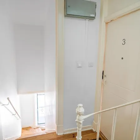 Sunny Balcony In Historic | Homeful Homes Апартаменты Лиссабон