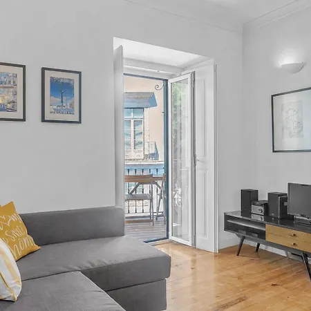 Sunny Balcony In Historic | Homeful Homes Лиссабон