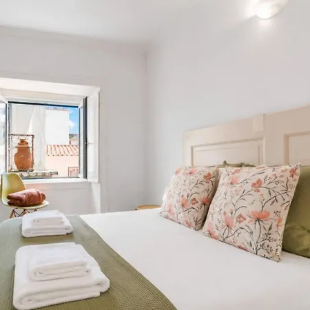 Sunny Balcony In Historic | Homeful Homes * Лиссабон