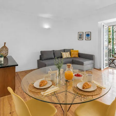 Апартаменты Sunny Balcony In Historic | Homeful Homes Лиссабон