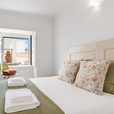 Sunny Balcony In Historic | Homeful Homes Апартаменты Лиссабон