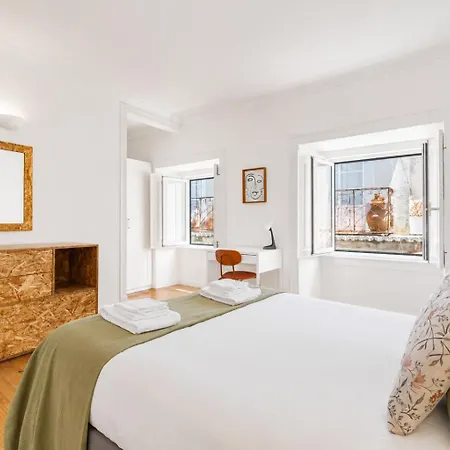 Sunny Balcony In Historic | Homeful Homes リスボン