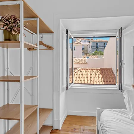 Sunny Balcony In Historic | Homeful Homes * Лиссабон