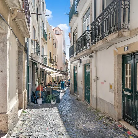 Апартаменты Sunny Balcony In Historic | Homeful Homes Лиссабон
