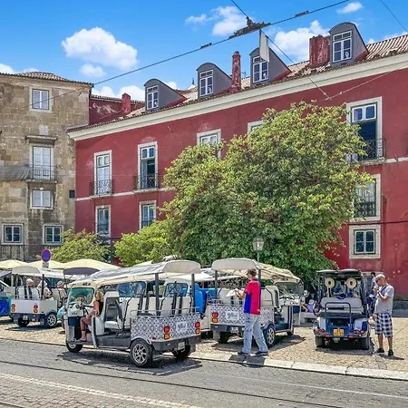 Sunny Balcony In Historic | Homeful Homes * リスボン
